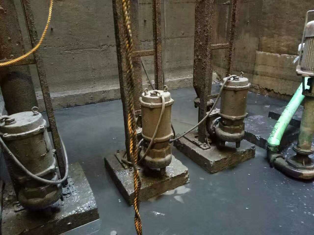 湄潭污水池清理